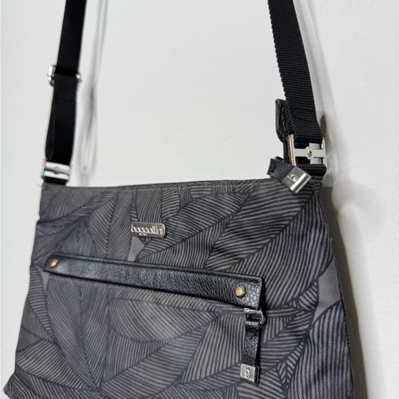 Baggallini Black Patterned All around Crossbody Bag - Picture 4 of 9